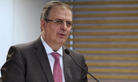 Ebrard presenta su renuncia